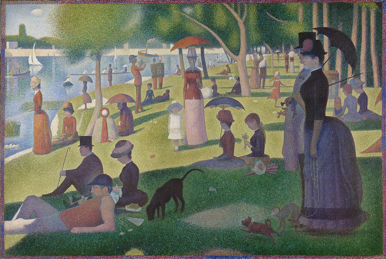 Personas sentadas y de pie junto a una orilla arbolada, con sombrillas y barcos al fondo; una pareja ocupa el primer plano derecho y el borde está pintado con puntos de color.
